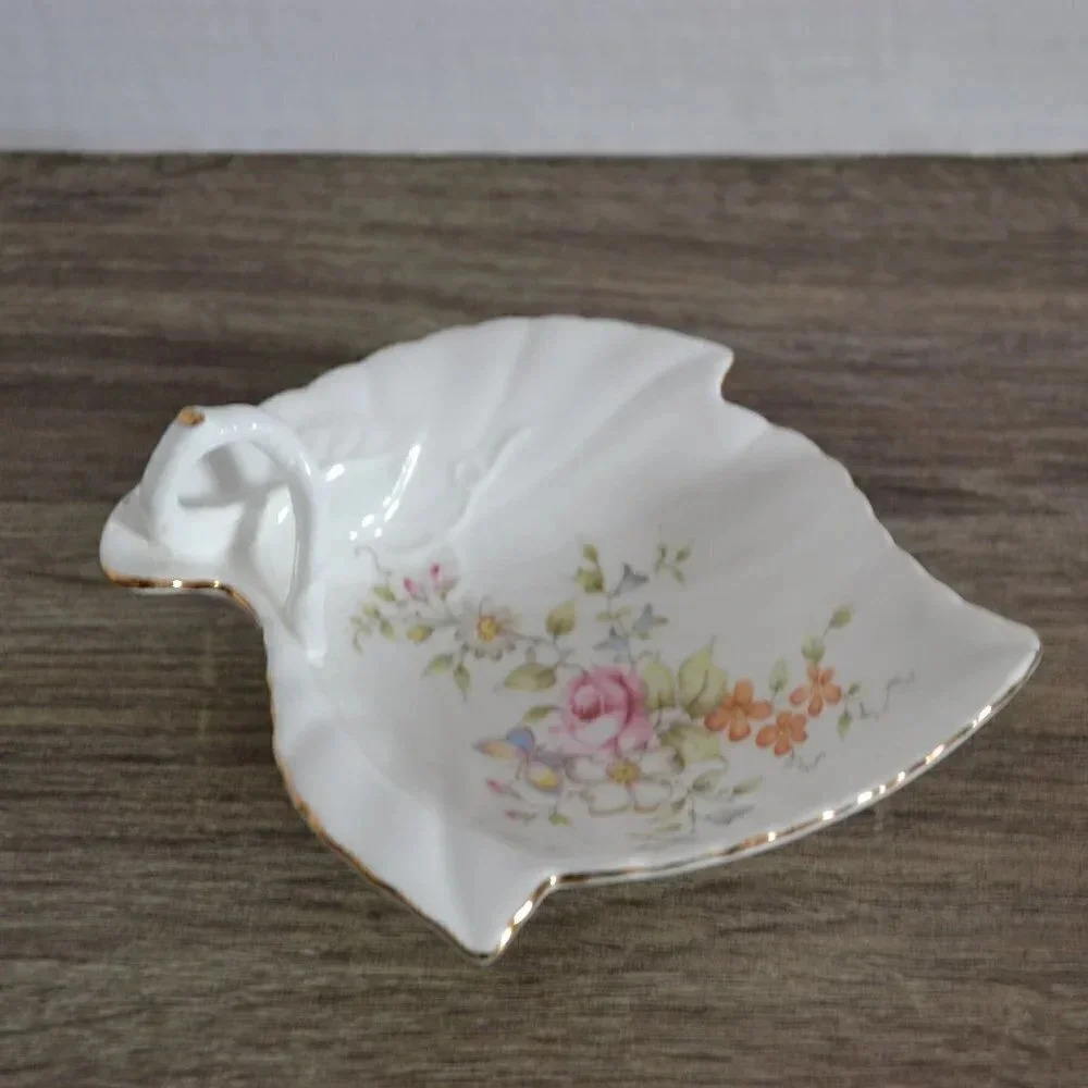 LAST CHANCE Vtg Leaf Shaped Trinket Dish